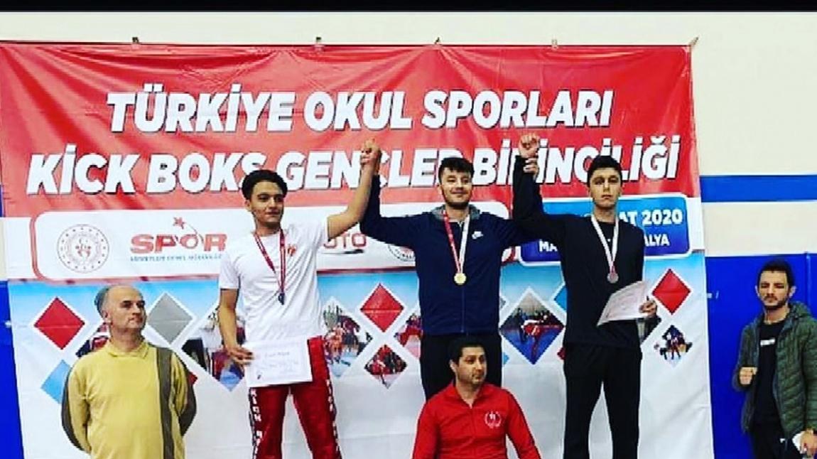 12 Sınıf Öğrencimiz Ali Ramazan ŞİMŞEK Türkiye Kick Boks Şampiyonasında 3. Olmuştur.. 