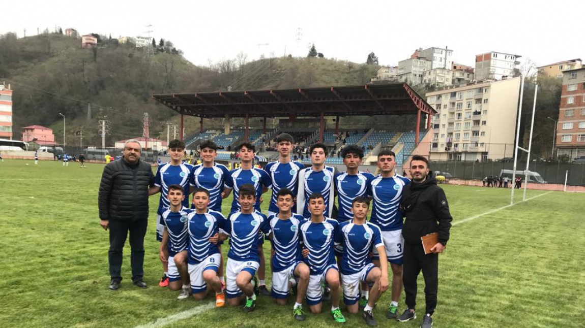Okulumuz Muammer Kocatürk Mesleki ve Teknik Anadolu Lisesi Ragbi Takımı 20-25 Mart tarihleri arasında Trabzonda düzenlenen Yedili Ragbi Türkiye Şampiyonasına katıldı